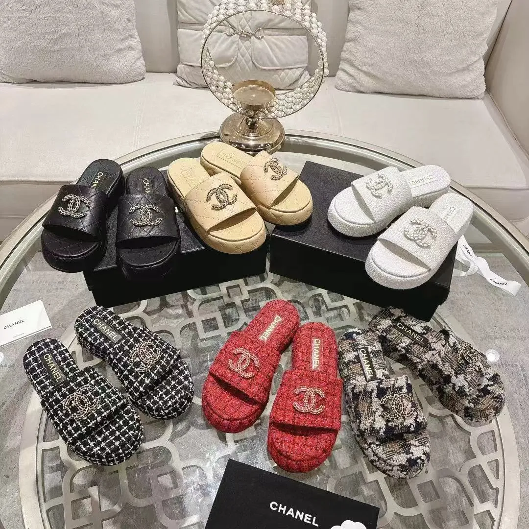 👟👟Ex-factory price 480👟👟 🎉Chanel Chanel 2025 Xiaoxiang C family thick-soled sandals series official website synchronization, classic and elegant, casual wear 🌹🌹🌹🌹Original logo ~ Made of imported sheepskin and C family custom fabrics, a variety of colors for the goddess to choose! ❤️❤️❤️❤️ Code number: 36~40 (35.41.42 customized, non-returnable) Color: 5 colors;